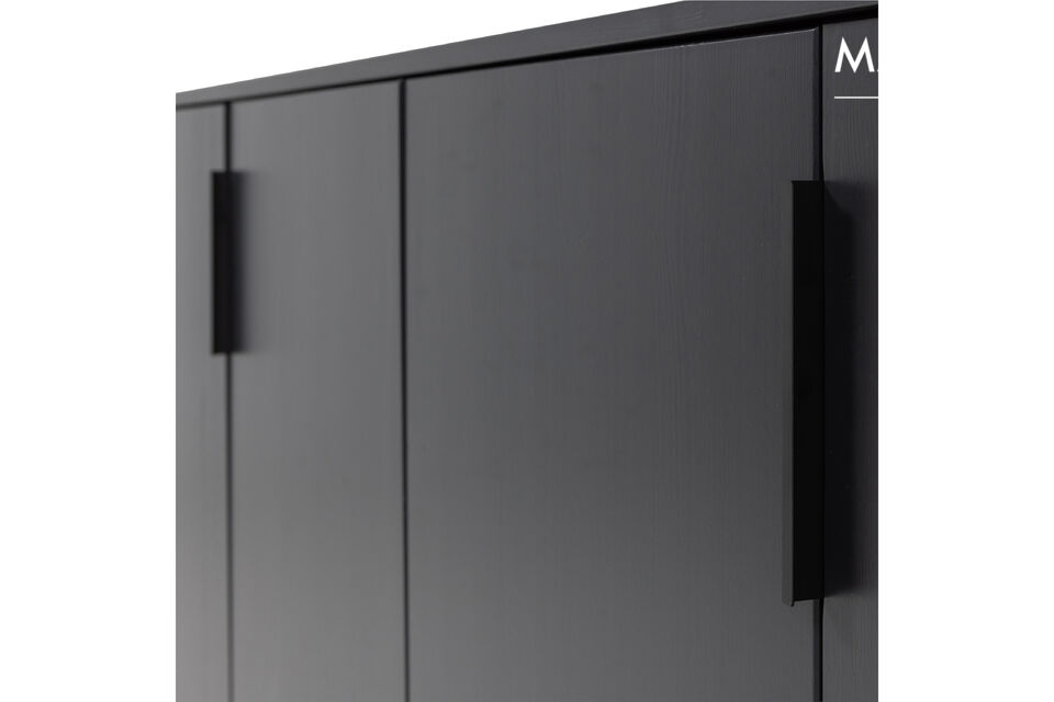 Derrière les portes se trouve un grand compartiment de rangement avec une étagère