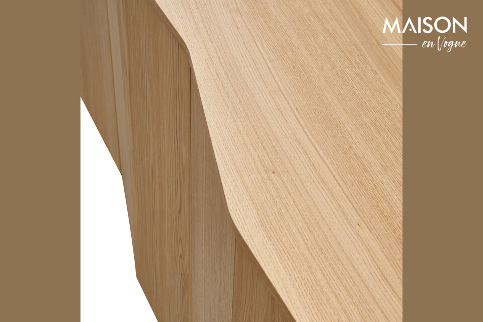 Le placage de chêne se compose de bandes étroites collées sur un support en bois lisse