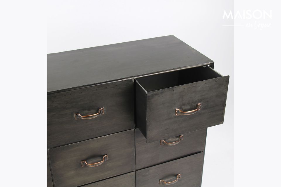 Une commode sans fioritures, sobre et fonctionnelle.