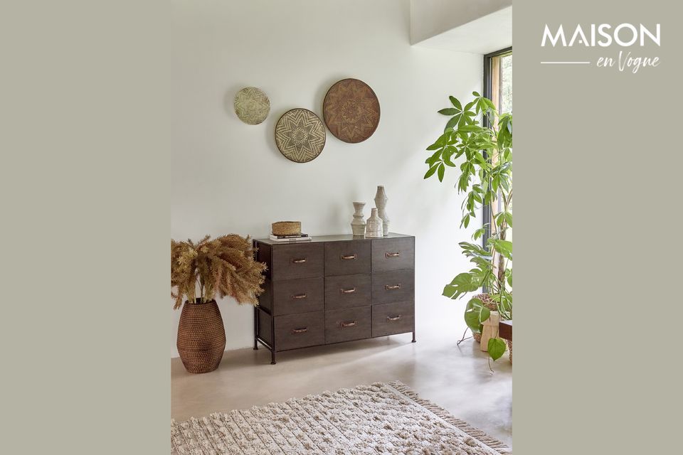 La marque Pomax a conçu cette commode en métal laqué noir dans un style vintage