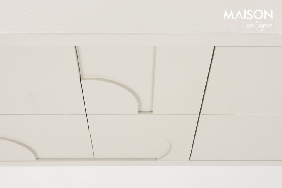 Ses portes 3D aux formes organiques capturent le regard
