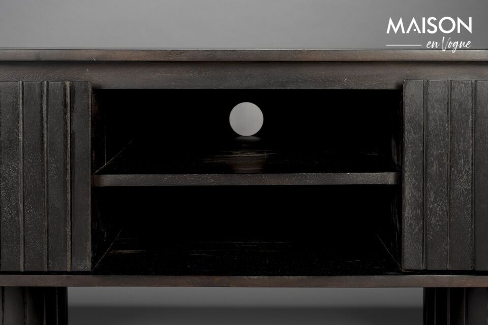 Les subtils jeux de lumière sur sa surface mise en valeur par le grain du bois apportent une
