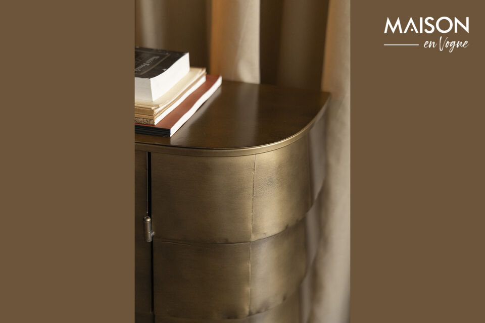 Cette armoire murale rappelle en effet un meuble de qualité d\'une époque révolue