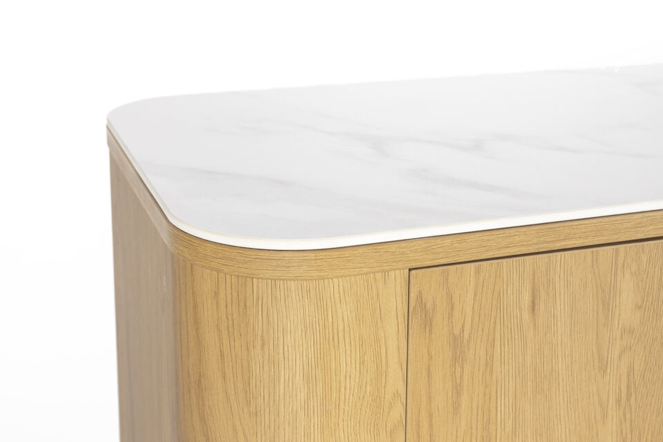 Que vous choisissiez un meuble compact ou un grand buffet : cette série élève votre intérieur