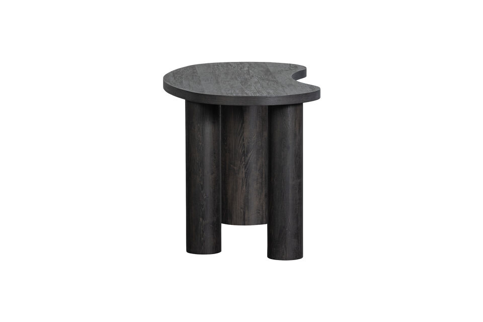 La finition brun fonce avec des grains de bois clairs confere a la table un aspect chaleureux et