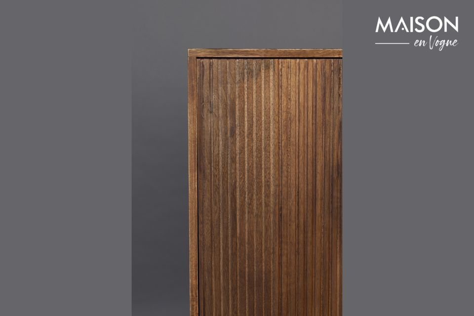 Un cabinet en bois avec des poignées et des pieds en métal