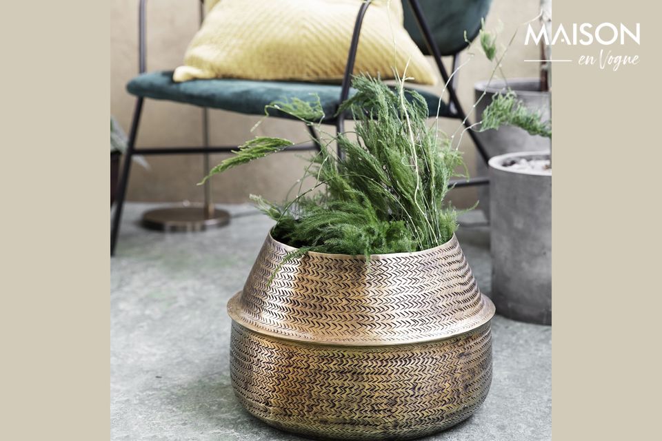 Optez pour la qualité et un design travaillé grâce à ce cache-pot en aluminium Rattan et ses
