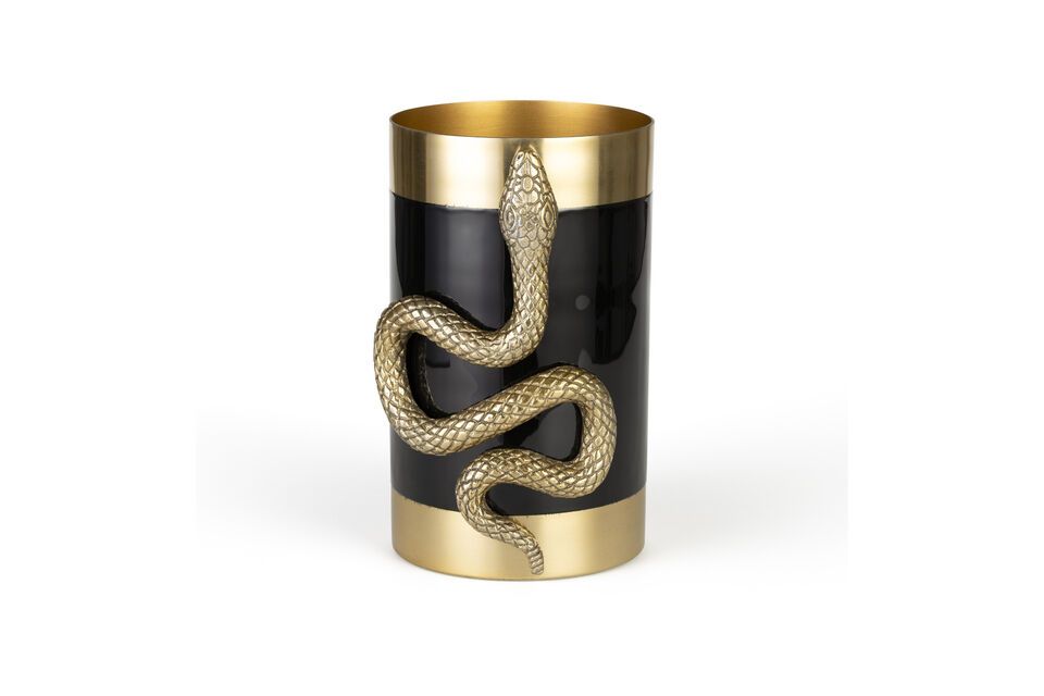 La finition dorée et la forme inspirée des serpents confèrent une allure élégante et