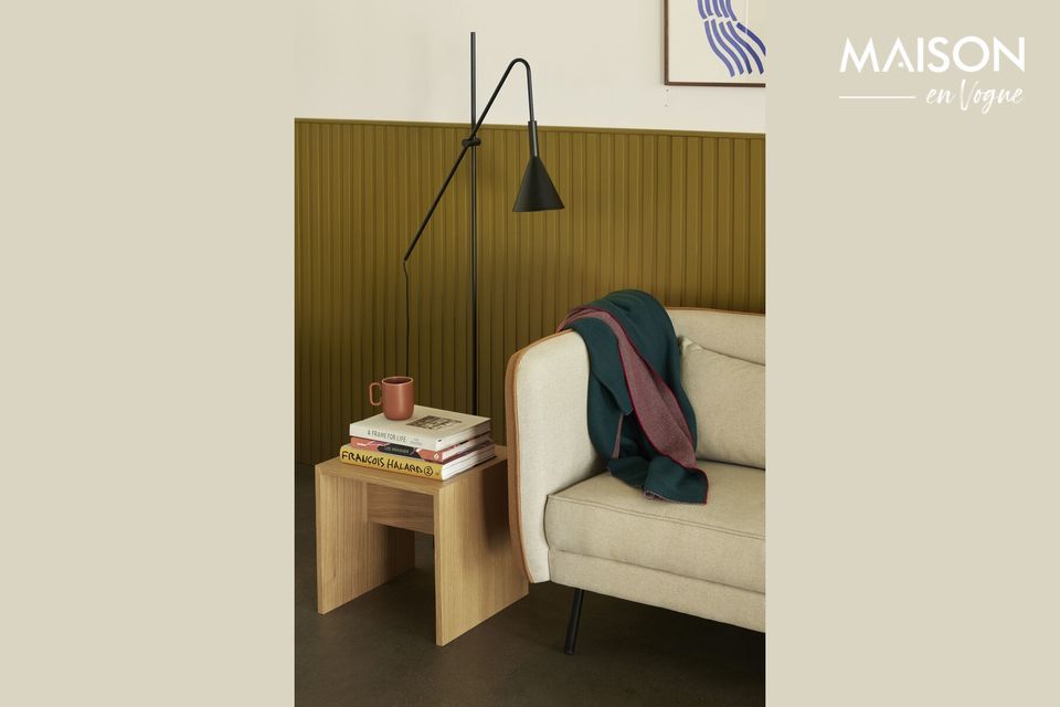 Reposant sur quatre pieds noirs