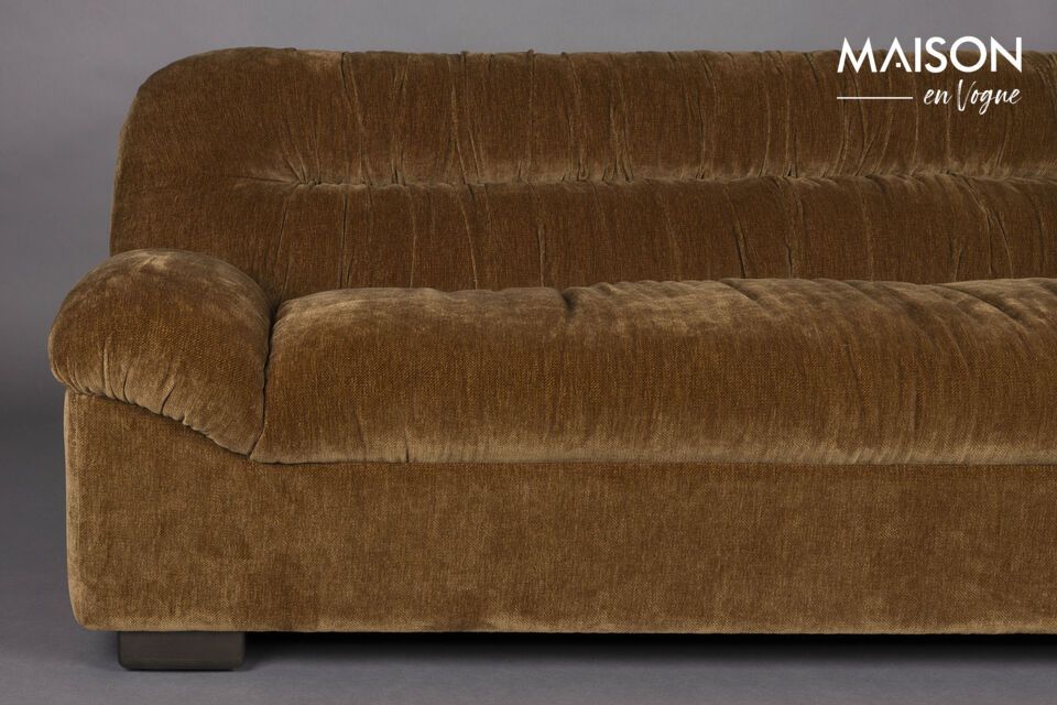 Les formes arrondies et les pieds en bois foncé ajoutent une touche de sophistication