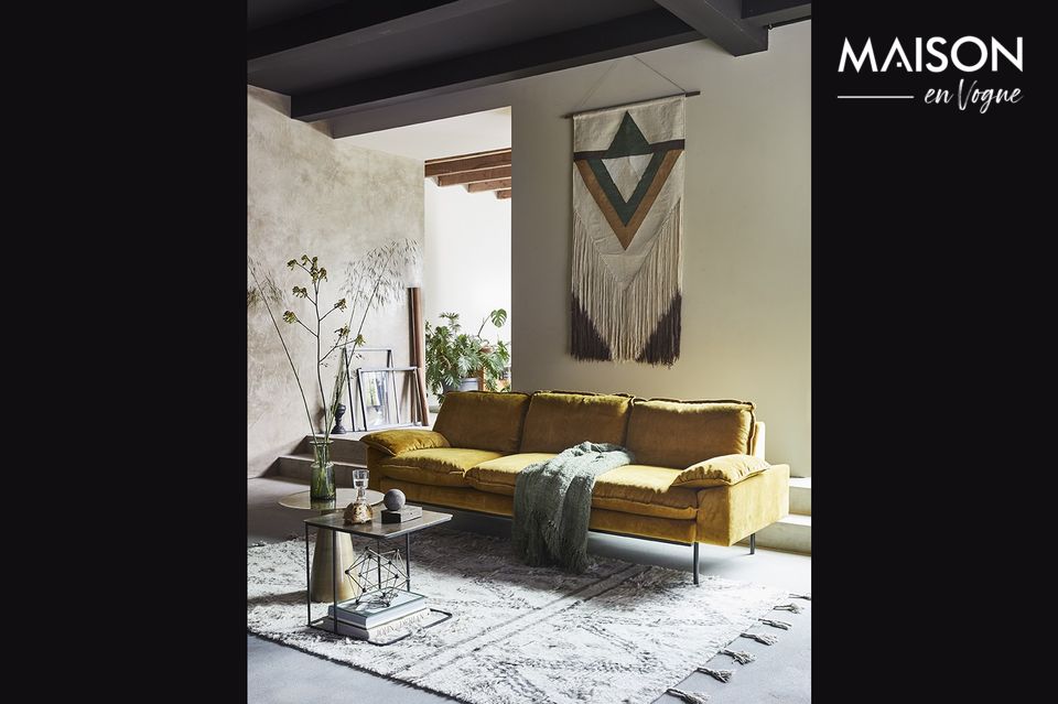 Le canapé Vez, long de 225 cm et large de 83 cm, offre une assise large et généreuse