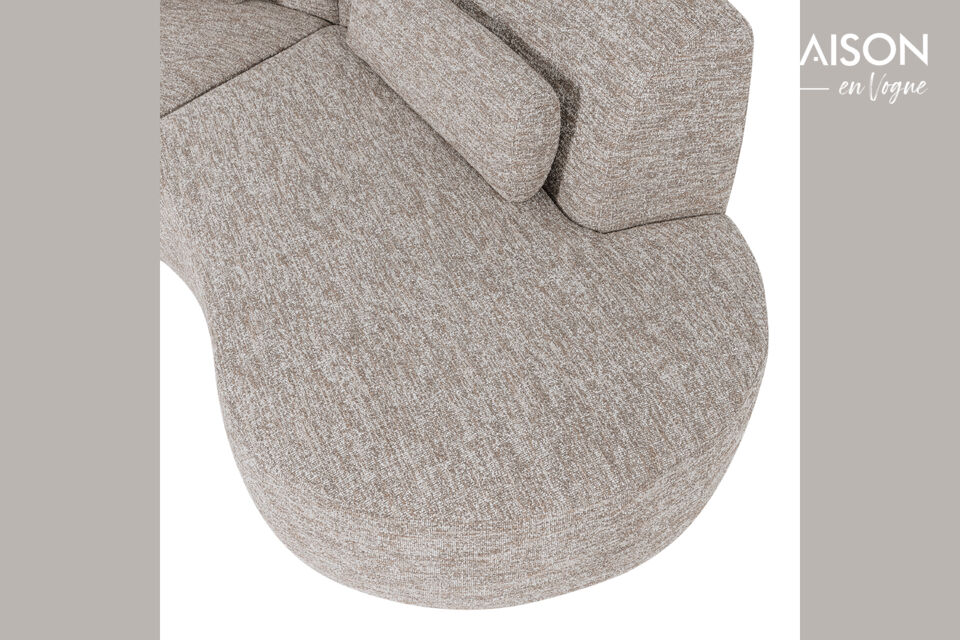 Il est composé à 100 % de polyester, ce qui le rend à la fois robuste et confortable