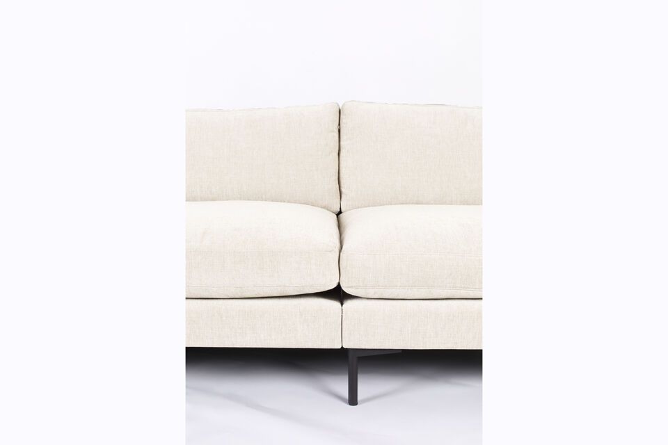 Ses coussins enveloppants vous invitent à plonger dans un cocon de confort