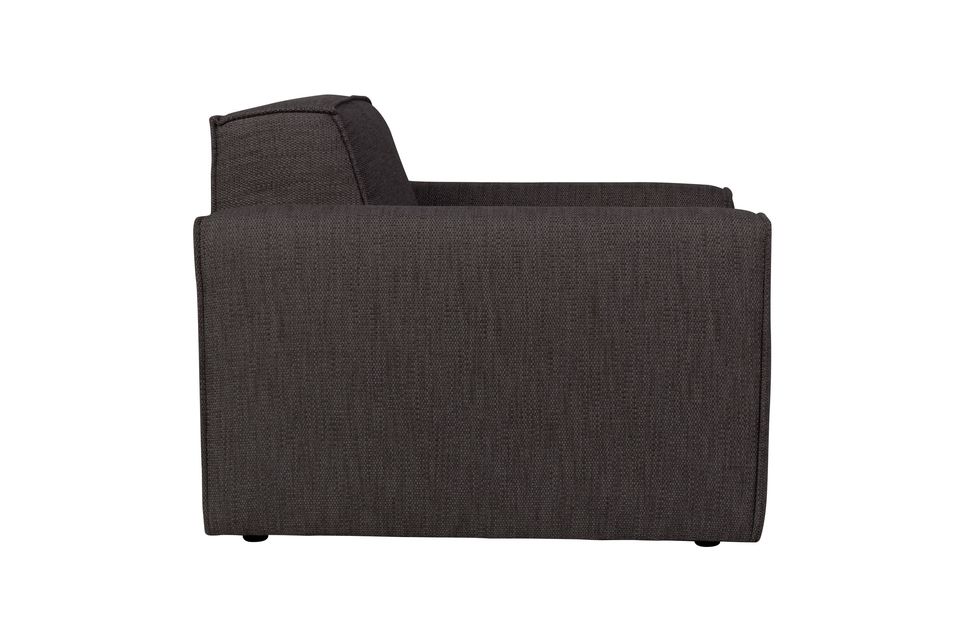 Zuiver propose en effet un fauteuil massif, compact, enveloppant