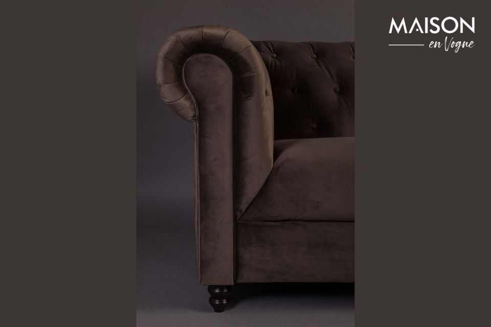Un design emprunté au 18ème siècle et remis au goût du jour, pour ce majestueux canapé 3 places