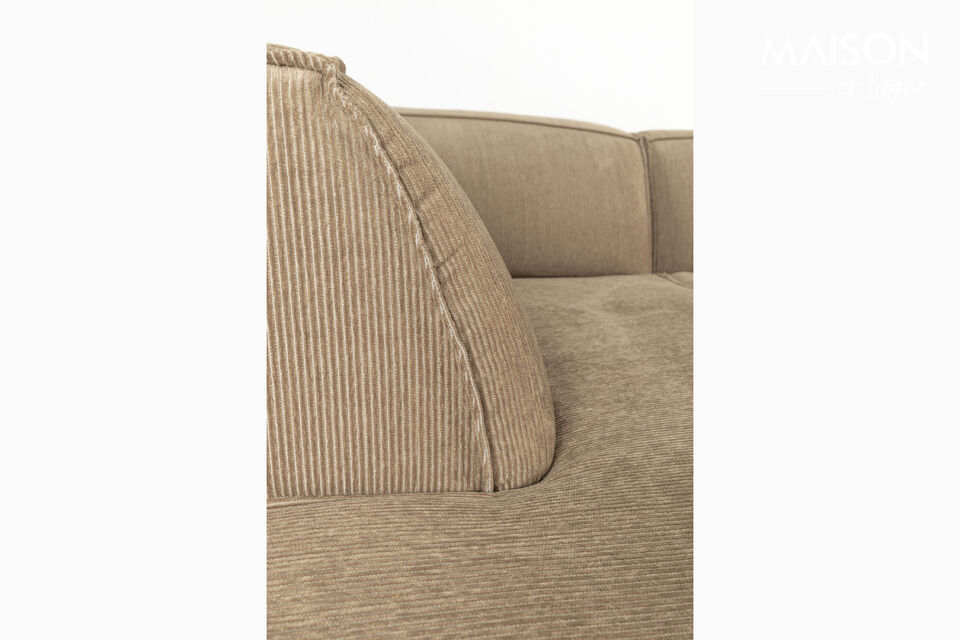 Le design épuré de ce canapé d\'angle est fabriqué en Europe et bénéficie de finitions faites