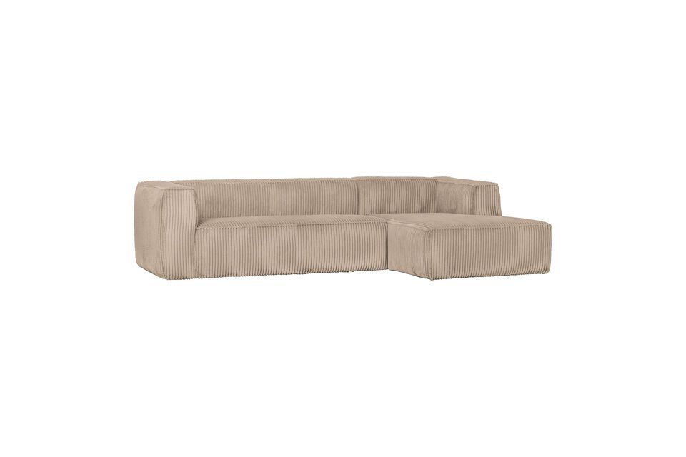 Le canapé présente un design en coton beige qui lui donne un aspect moderne et luxueux
