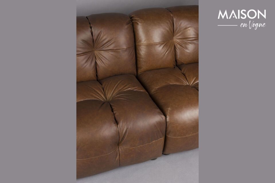 Son revêtement en cuir de vachette marron apporte une touche authentique et robuste