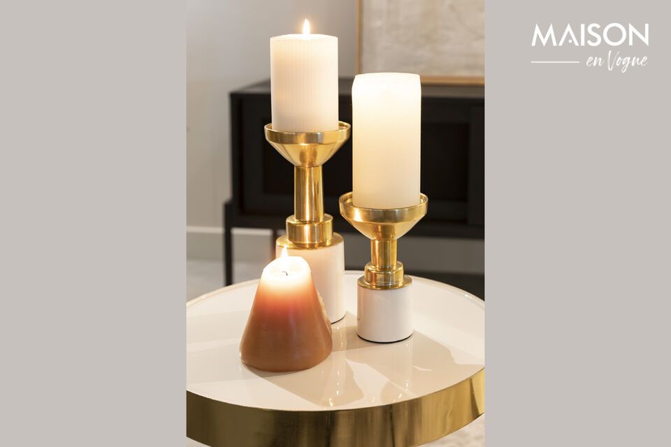 Añade un toque de glamour con nuestro elegante y moderno portavelas.