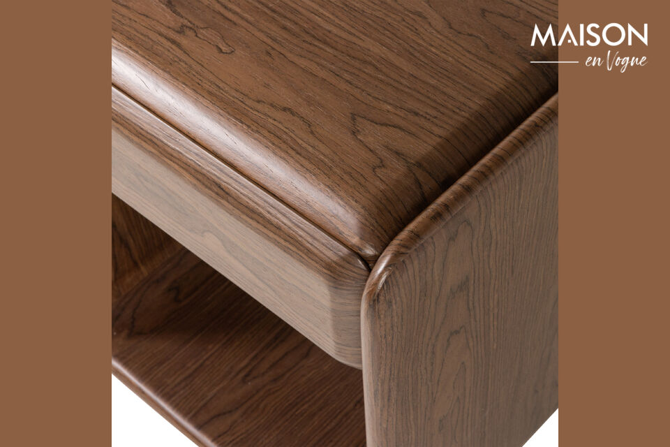 Materiale L\'impiallacciatura conferisce a questa cassettiera un colore del legno caldo e