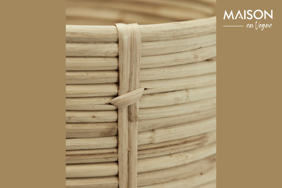 Il design di questo cesto cattura l\'essenza dell\'artigianato tradizionale con un colore naturale