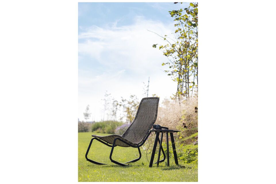 Offrez-vous un moment de détente dans votre jardin avec la chaise à bascule Tom ! Fabriquée en
