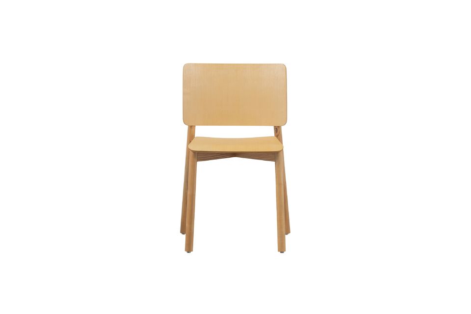 Karel est une chaise de salle à manger qui se démarque grâce à son design et sa couleur beige
