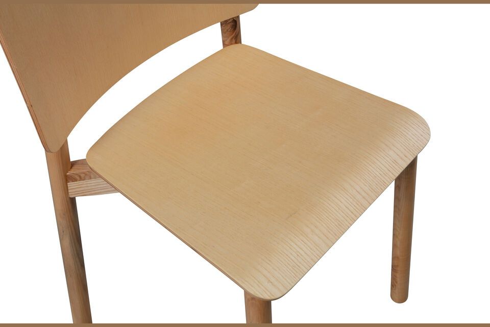 La chaise Karel mesure 77 cm de hauteur, 53 cm de largeur et 52 cm de profondeur