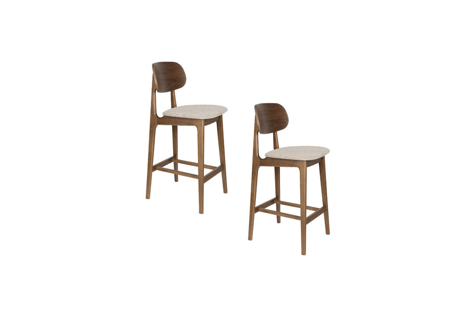 Cela crée un beau contraste avec la couleur claire du tissu doux qui recouvre l\'assise et le