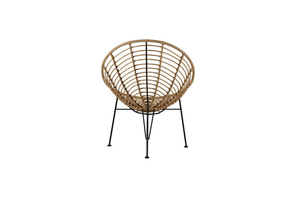 Le siège de cette chaise de jardin est en polyéthylène avec une finition naturelle qui ajoute
