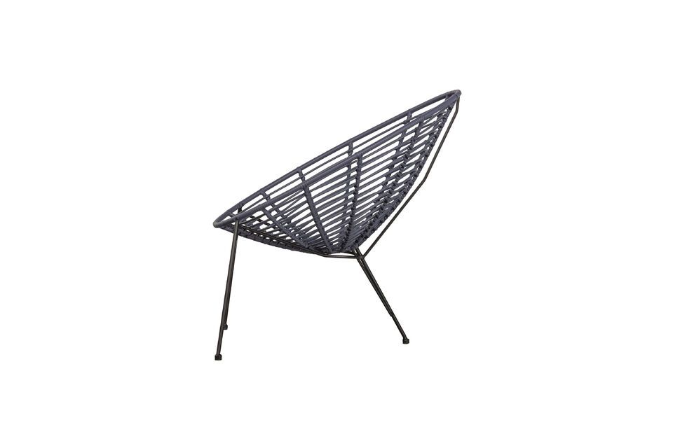 Avec sa finition en PE bleu, cette chaise est une pièce unique pour votre jardin ou votre terrasse