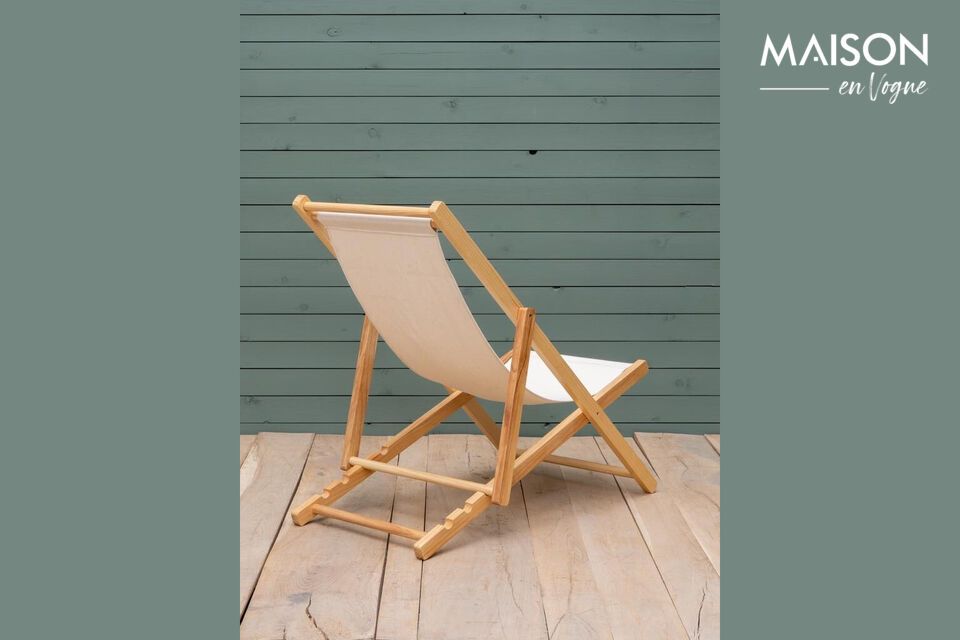 Découvrez la simplicité élégante de notre chaise de jardin en bois de pin