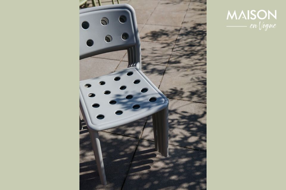 La chaise Serra incarne la simplicité chic pour vos espaces extérieurs