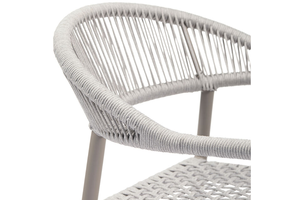 Le tressage en corde du dossier et de l\'assise rend la chaise confortable et elegante