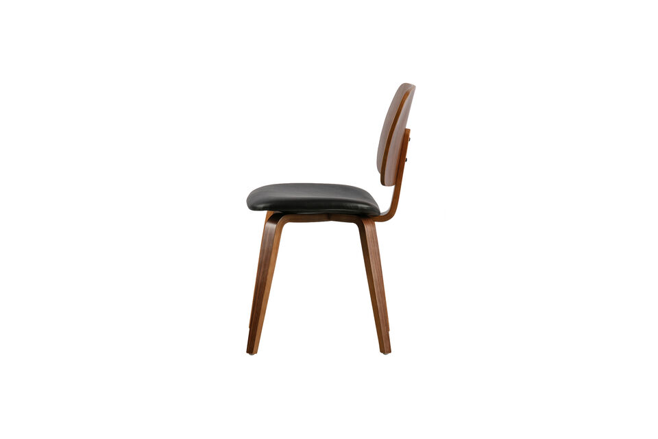Les formes rondes donnent a la chaise un aspect convivial et se fondent rapidement dans