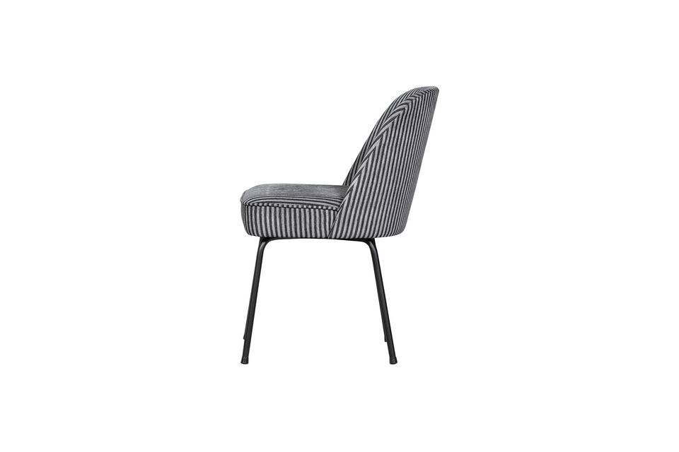 Avec son design fin, cette chaise s\'adapte bien a de multiples styles de vie