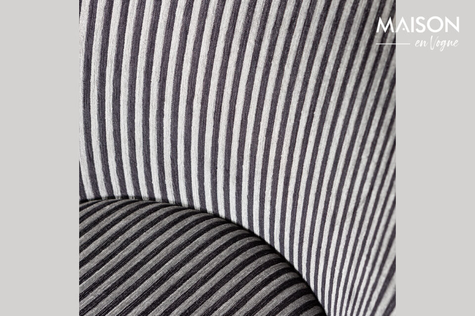 Le tissu est compose de 48% de polyester, 31% de rayonne et 21% de coton
