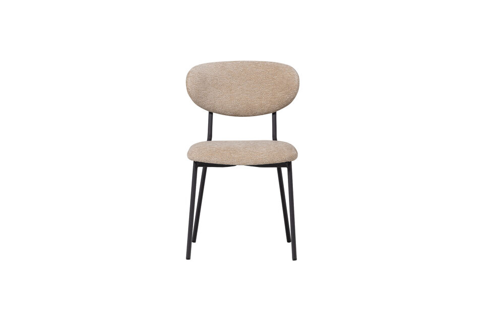 La chaise est dotee d\'un pietement metallique fin de couleur noire