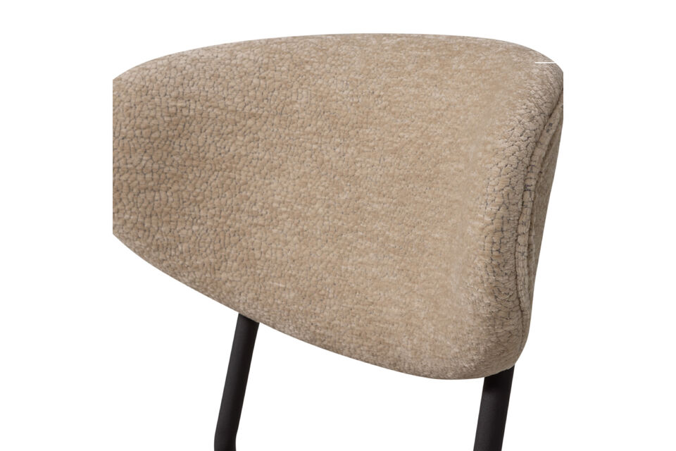 Petit plus : la chaise est empilable et egalement disponible en version tabouret de bar ! Materiau