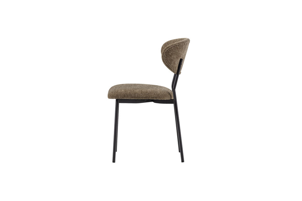 La chaise est dotée d\'un piétement métallique fin de couleur noire