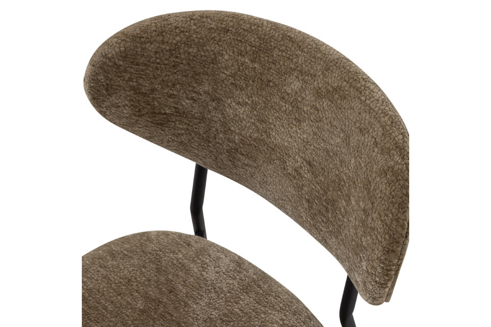 Petit plus : la chaise est empilable et également disponible en version tabouret de bar !