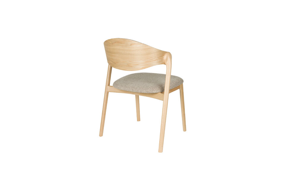 Cette chaise évoque immédiatement un meuble de haute qualité qui ne manquerait pas dans un