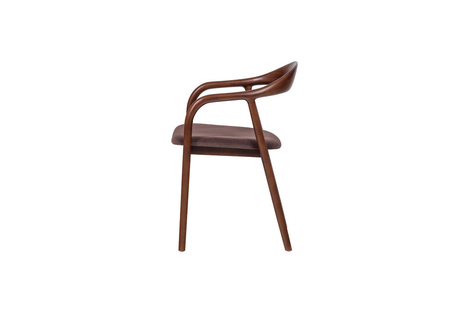 Le tissu velours confère à la chaise un caractère luxueux