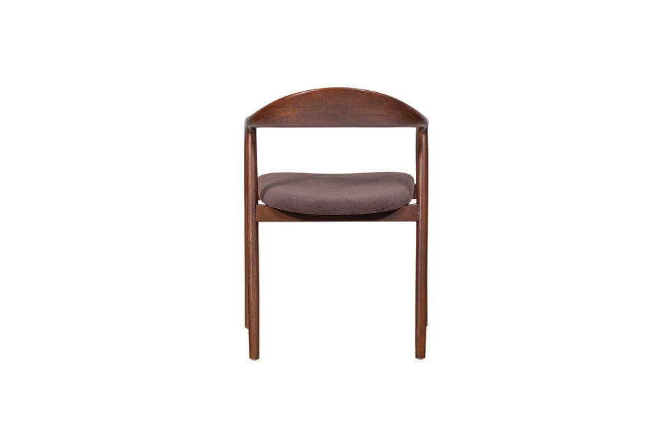 La combinaison du revêtement en velours doux de couleur marron et du bois de hêtre aux motifs de