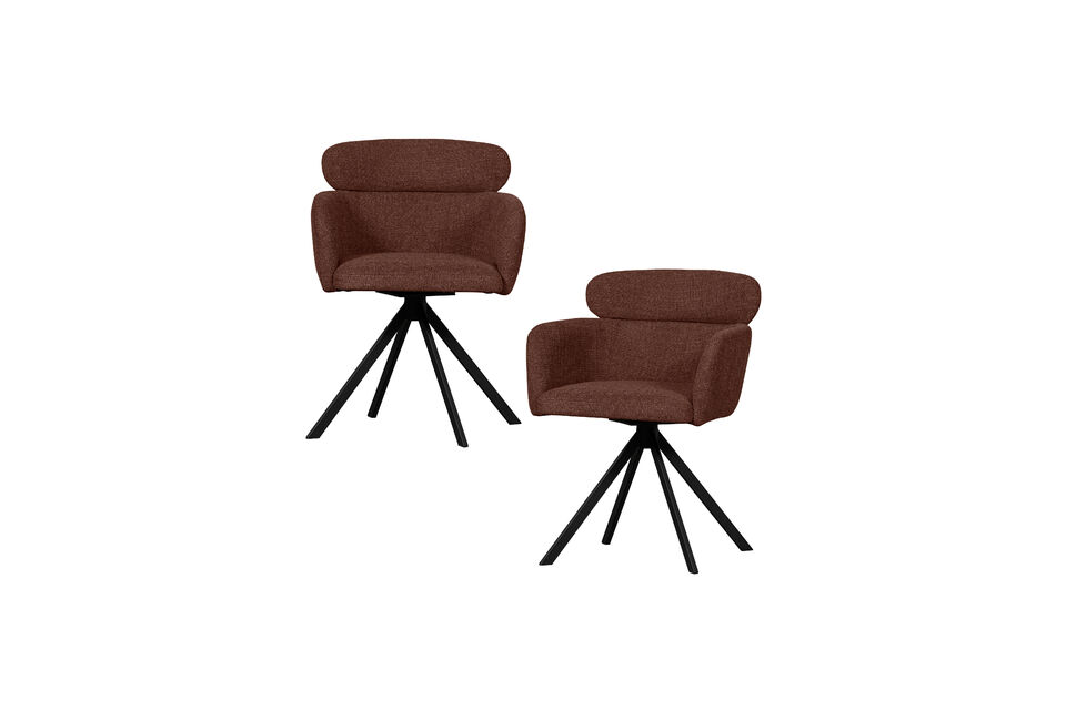 La chaise de salle à manger est revêtue d\'un tissu tissé et possède un piétement fin en