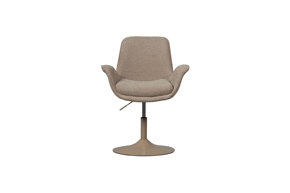 La chaise est dotée d\'une fine base en métal de la même couleur que le revêtement et repose