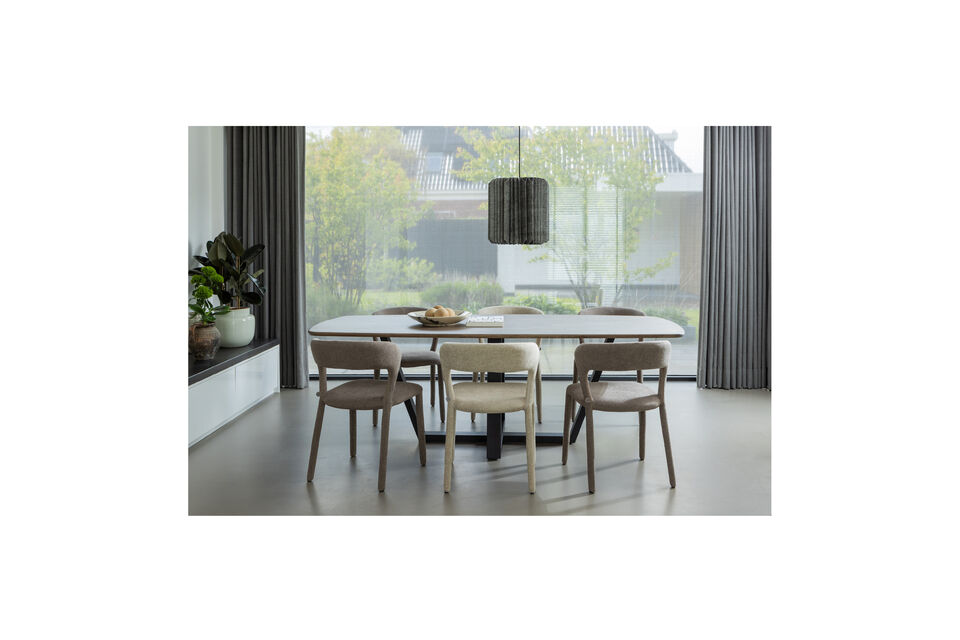 Les lignes inclinées et les pieds rembourrés confèrent à cette chaise un look luxueux et unique