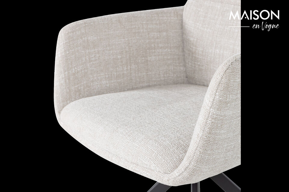 Le pi&egrave;tement noir mat apporte une touche moderne qui donne &agrave; la chaise un look