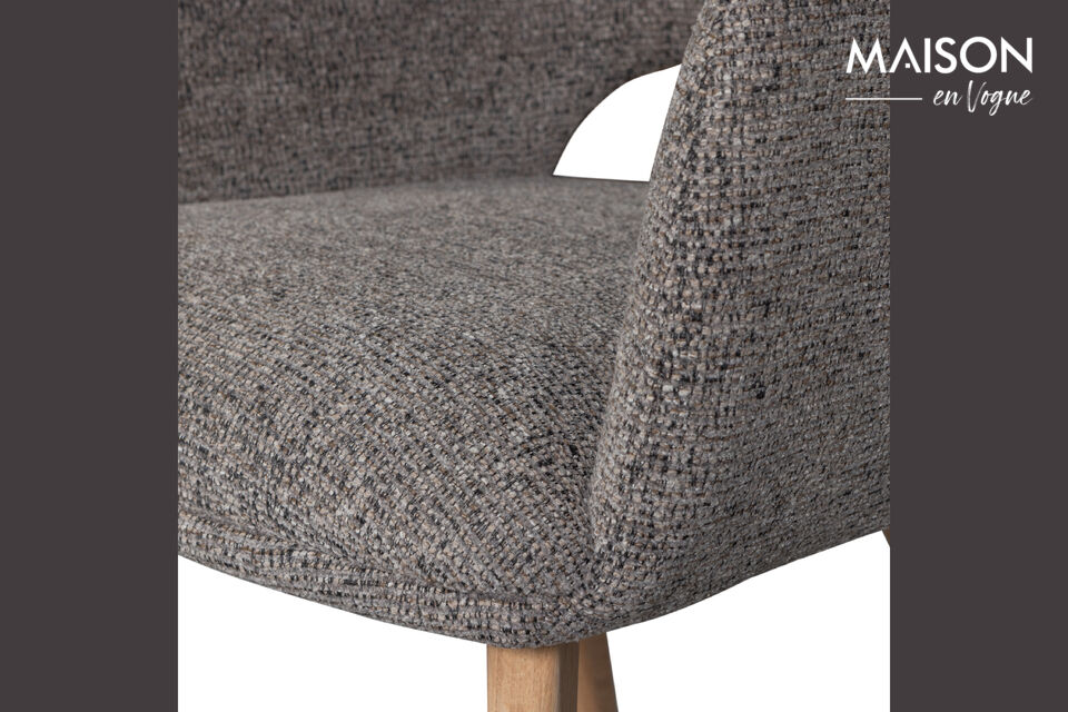 Le tissu est composé à 100 % de polyester