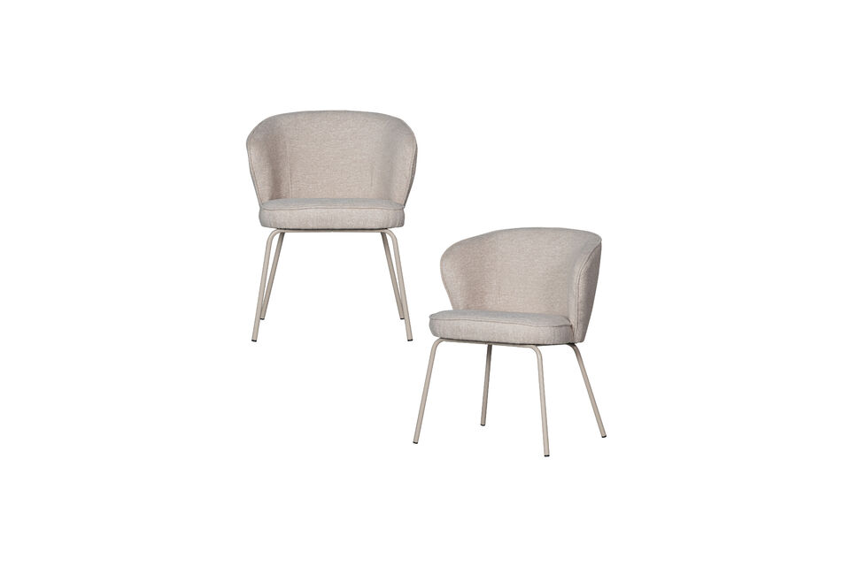 C\'est une chaise confortable avec un aspect luxueux et extrêmement accueillant